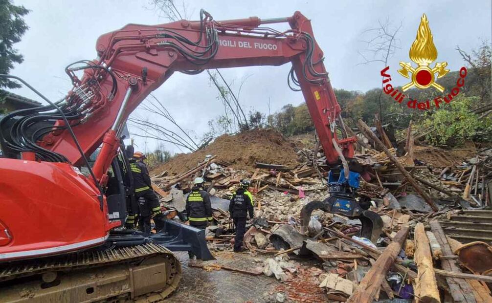  Los bomberos han llevado a cabo decenas de operaciones para auxiliar a conductores en apuros y a personas atrapadas en sus casas por el agua, las inundaciones y los deslizamientos de tierra. Foto: AFP