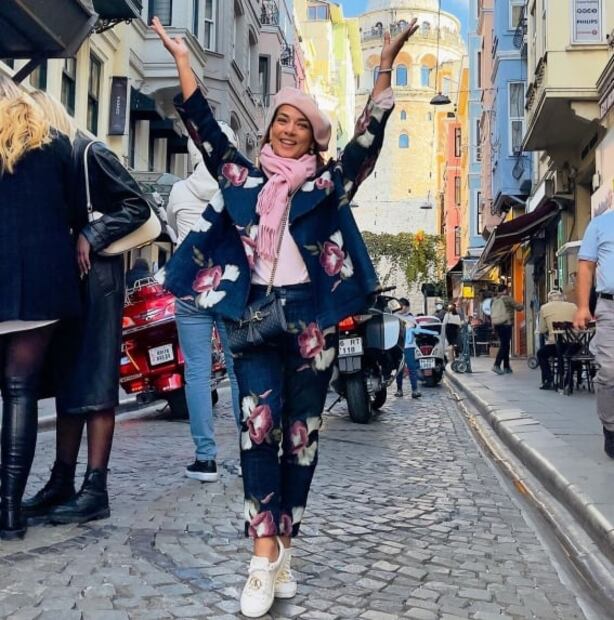 Descubre 3 outfits de Adamari López infalibles para mujeres chaparritas