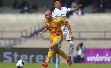 En Tigres explotan con Carlos González por cantar el himno de Pumas