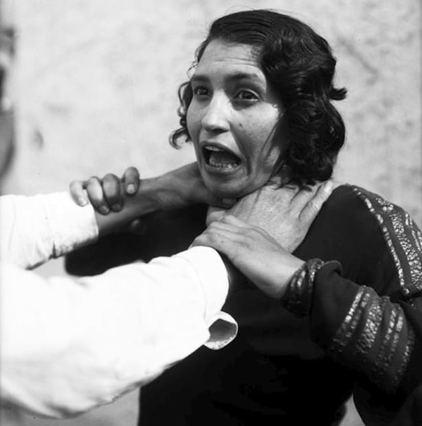 Recreación de un ahorcamiento en los años 20, para investigar un crimen contra una mujer. Saydi Nuñez indicó que, bajo la percepción postrevolucionaria, el amor justificaba el crimen pasional; la gente decía “pues es que estaban enamorados” o “si no siente celos por mí no me quiere”. Foto: Mediateca INAH.