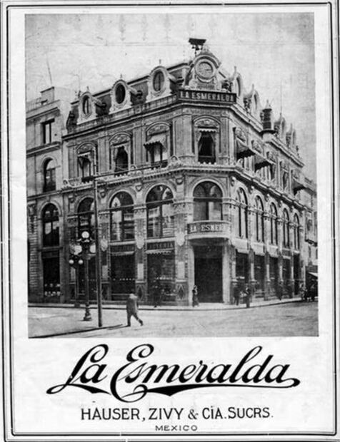 Publicidad del edificio de la joyería "La Esmeralda", ubicado en la esquina de Madero e Isabel la Católica, en los años veinte. Este inmueble es obra de Eleuterio Méndez y Francisco Serrano y fue concluido en 1892; décadas más tarde el edificio de la antigua joyería albergó diversos negocios, entre ellos el bar "La opulencia", y hoy es la sede del Museo del Estanquillo, con una tienda Mixup en la planta baja. Crédito imagen: Colección Villasana.