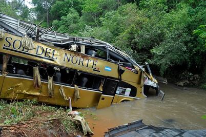 Autobús cae desde un puente en Argentina y deja al menos 9 muertos