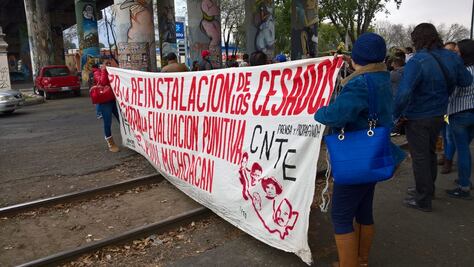 Continúan bloqueos de vías y manifestaciones de la CNTE en Michoacán