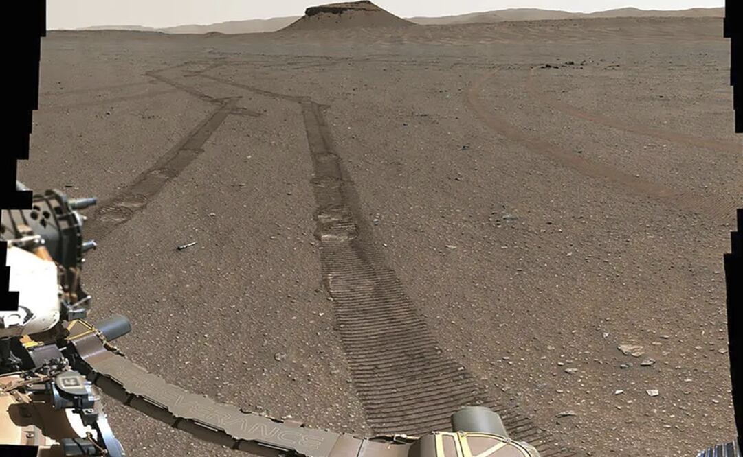 La imagen muestra al rover Perseverance en Marte capturando un retrato de su depósito de muestras en 2023.  NASA/JPL-Caltech/ASU/MSSS vía AP.