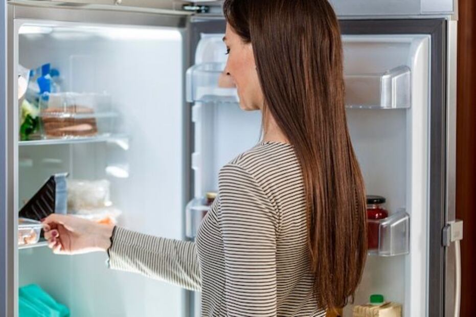 Con estos métodos, puedes eliminar el exceso de hielo sin la molestia de descongelarla. Fuente: Freepik.