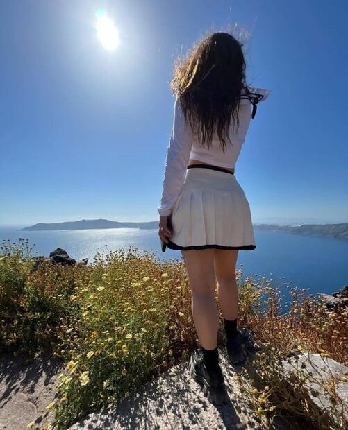 Rosalía impone tendencia con falda tableada ideal para verano