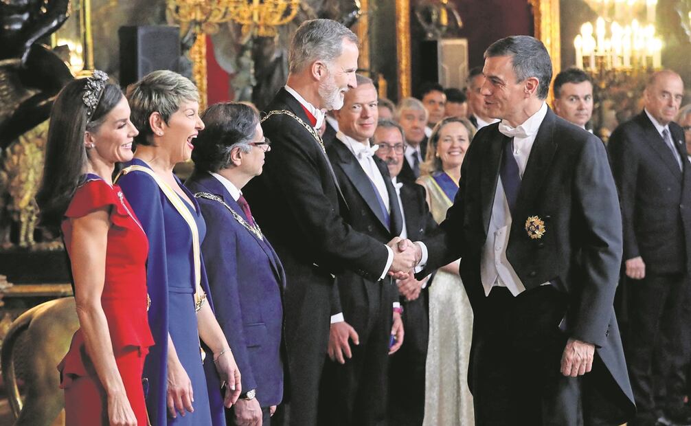 Rey de España, su esposa la reina Letizia y el presidente del gobierno español Pedro Sánchez. Foto: Violeta Santos / AFP