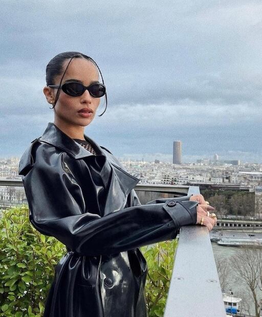 3 looks con los que Zoë Kravitz inmortalizó el estilo de Gatúbela