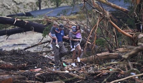 Asciende a 43 cifra de muertos por inundaciones en Texas, incluidos 15 niños; continúa búsqueda de desaparecidos 