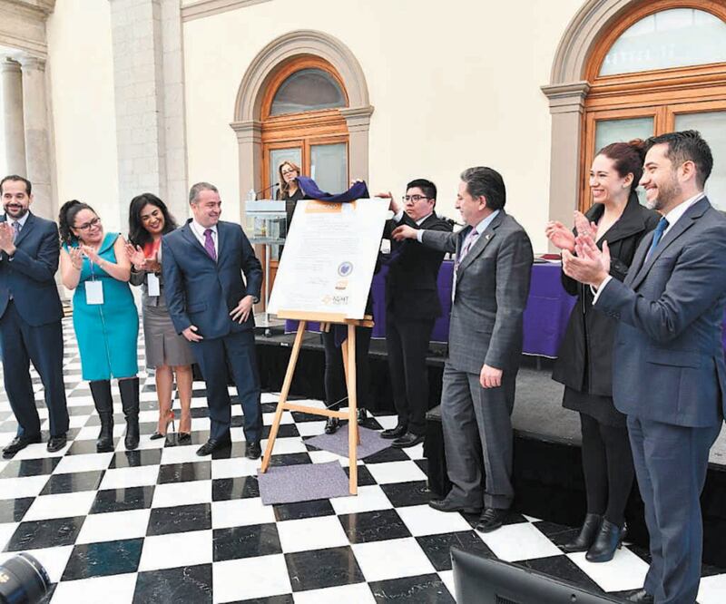La placa de la Certificación de la Norma ISO Electoral, que le otorgaron por segunda ocasión al IECM, fue recibida por Mario Velázquez y los demás consejeros electorales locales. Foto: ESPECIAL