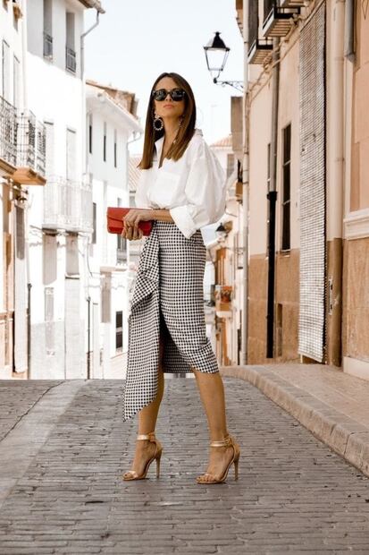 Cómo se llevan las camisas blancas en 2022 