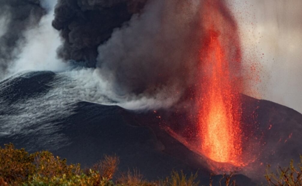Fuentes de lava "de la altura de edificios" y sismos de magnitud 4.8, así continúa la erupción en isla La Palma