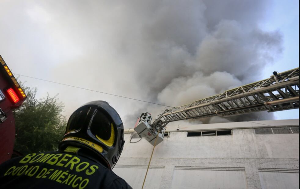 Un fuerte Incendio se registra en una bodega ubicada en la avenida Ferrocarril de Cintura y la calle Mineros en la colonia Morelos, alcaldía Cuauhtémoc, el martes 8 de julio de 2025. Foto: Luis Camacho/EL UNIVERSAL
