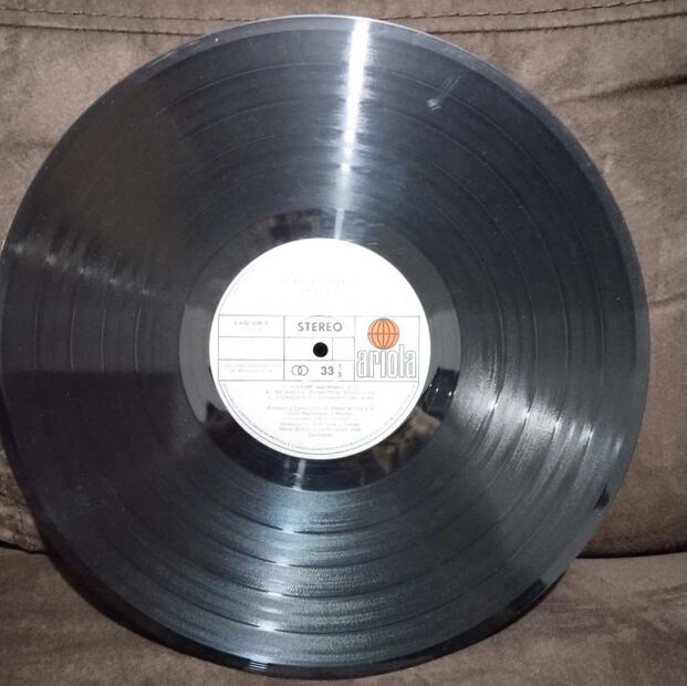 Los discos de vinilo son soportes de audio analógicos hechos de policloruro de vinilo (PVC) con un surco en espiral que contiene las ondas sonoras grabadas. Disco "Gracias", de José José.
