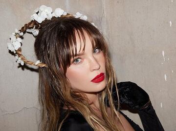 Belinda impone tendencia con chamarra efecto pelo