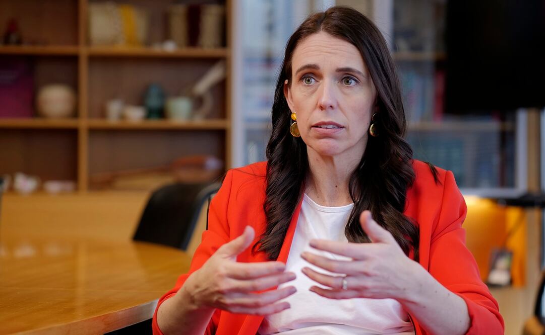 La primera ministra de Nueva Zelanda, Jacinda Ardern, habla durante una entrevista en su oficina el jueves 8 de diciembre en Wellington, Nueva Zelanda. Foto: Hans Weston/AP