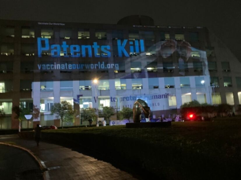 “¡Liberen las patentes!”, exigen en manifestación en oficinas del laboratorio Pfizer
