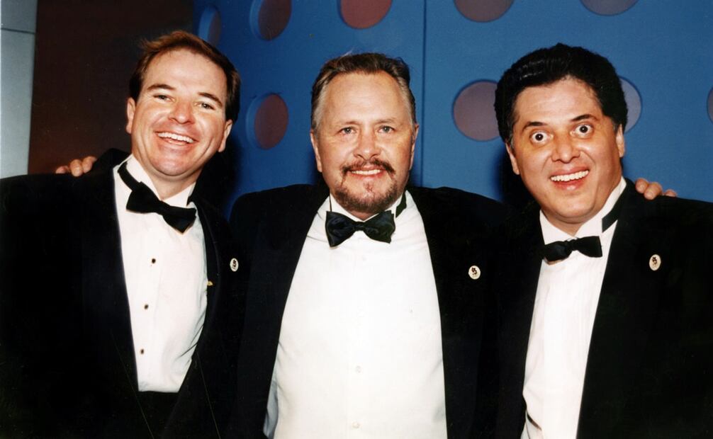 Paco Stanley con Mario Bezares y Jorge Gil, sus colaboradores en “Una tras otra”. Su comedia se basaba en burlas y hasta en humillar a quien tuviera enfrente, sobre todo, a sus “compadres”. Foto: ESPECIAL.