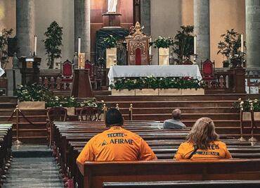 Captan a aficionados de Tigres en la Catedral de Toluca; buscan ayuda divina para llegar a la final