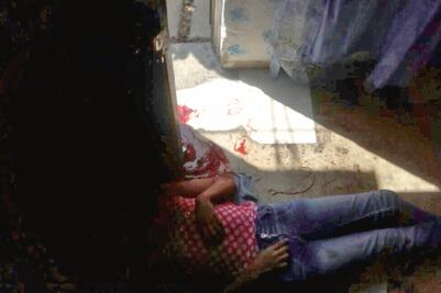 Balean a menor en la puerta de su casa