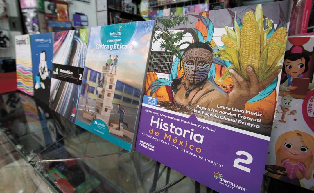 El presidente Andrés Manuel López Obrador aseguró que sería un mensaje de atraso el querer “embodegar” los nuevos libros de texto gratuitos, por ello se continuará con su distribución, pese a los amparos. Foto: archivo/EL UNIVERSAL