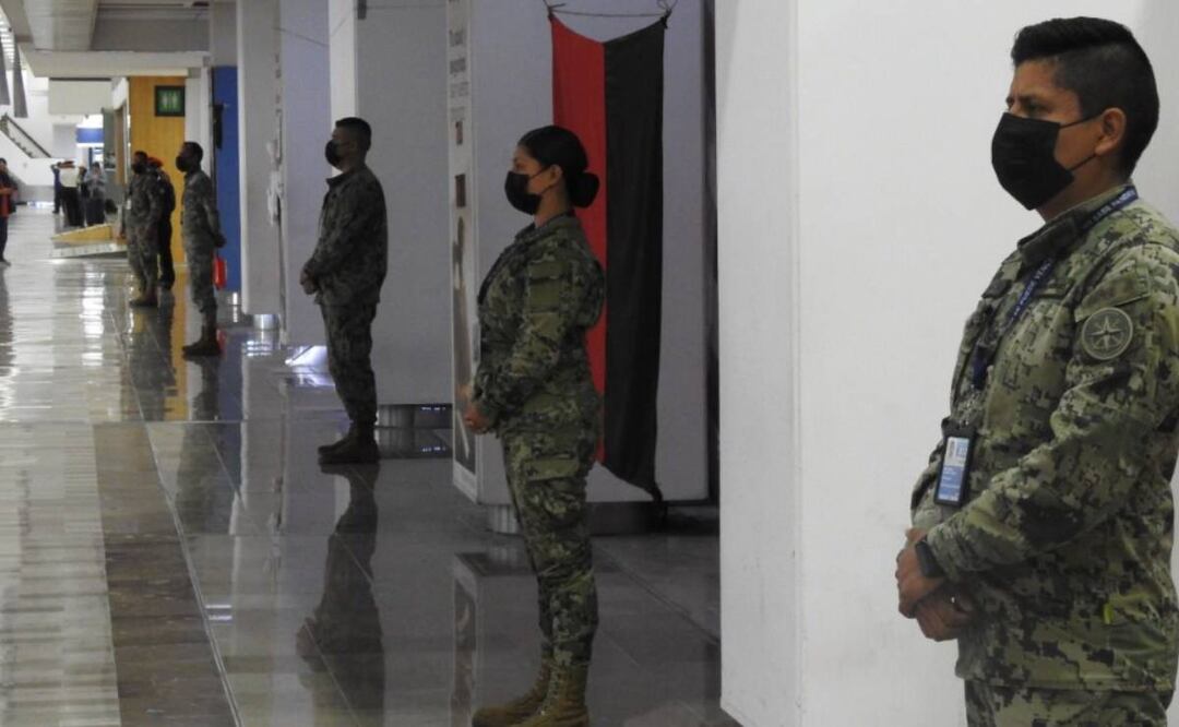 Foto: Especial/El Universal/Marinos resguardando mostradores de Interjet