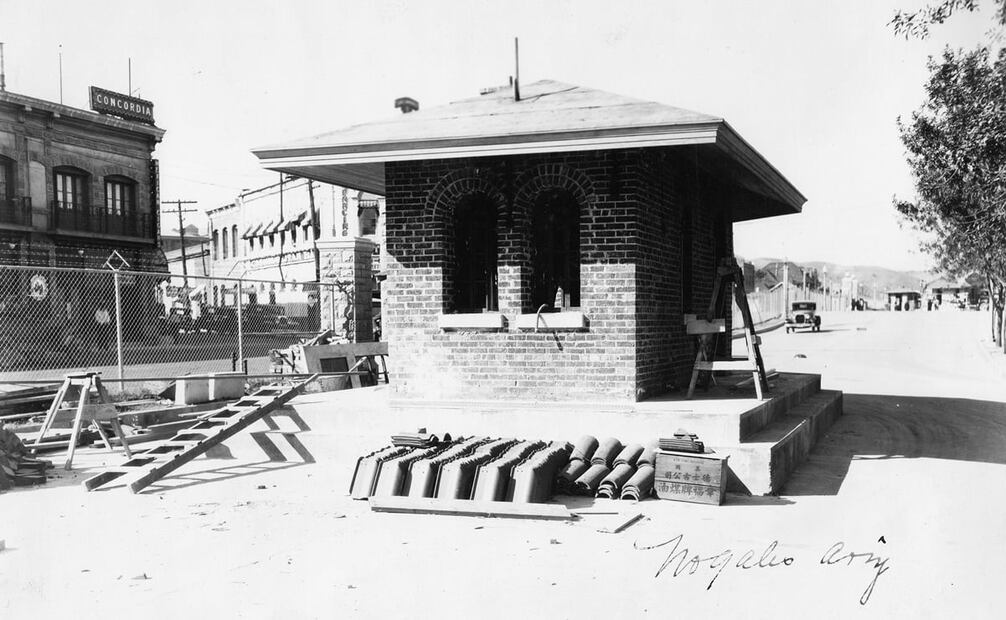 Garita entre Arizona y Sonora, 1930, uno de los primeros puntos de vigilancia en la frontera con México. En 1917, EU estableció un reglamento para migración y aplicó una prueba de comprensión lectora a extranjeros mayores de 16 años como requisito para ingresar, con el fin de no recibir personas analfabetas. Foto: Wikimedia Commons