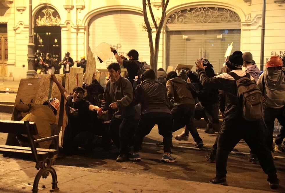 Manifestantes se enfrentan con agentes de la policía antidisturbios durante una protesta contra el presidente interino de Perú, José Jeri, en Lima el 15 de octubre pasado. Foto: AFP