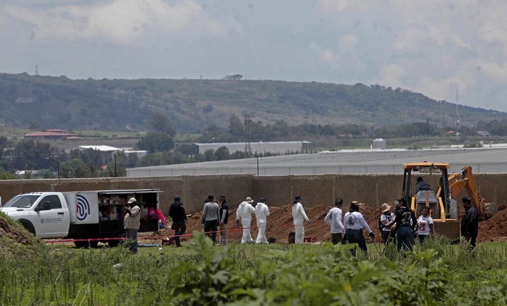 Elementos del Instituto Jalisciense de Ciencias Forenses y colectivos de buscadores trabajan en la zona de Las Agujas, en Zapopan, el 8 de julio de 2025, donde han sido encontradas unas 215 bolsas con restos humanos. Foto: Miguel García/EL UNIVERSAL