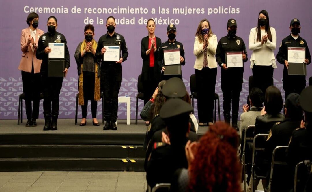 De manera simbólica, la fiscal, Ernestina Godoy, entregó los reconocimientos a las agentes Norma Angélica, a María del Carmen, a Beatriz, a Julia, a Elizabeth y a Jesica. Foto: Especial