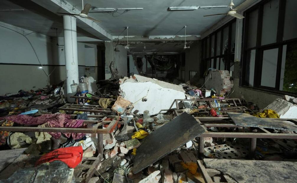 Vista interior de un edificio de cantina donde la cola del avión se atascó en el lugar donde se estrelló un avión en la ciudad de Ahmedabad, en el noroeste de la India, en el estado de Gujarat, India, el jueves 12 de junio de 2025. Foto: AP