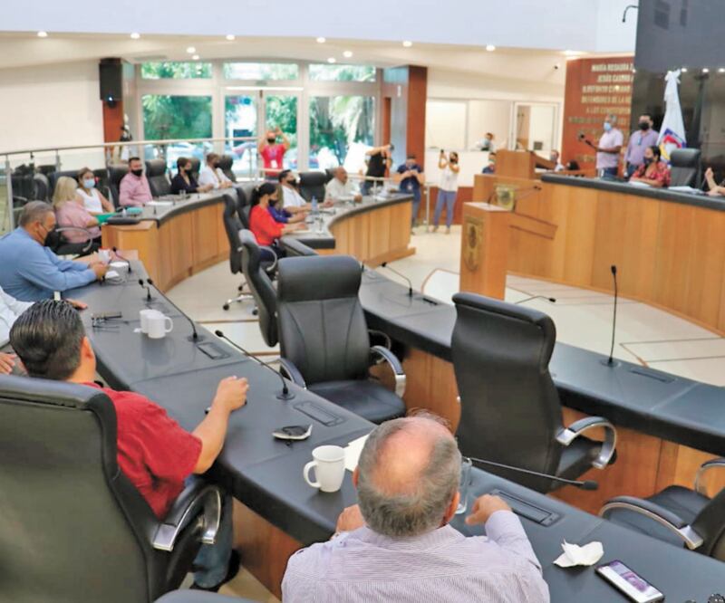 Diputados de Morena y el PT votaron a favor de revocar el juicio político y reinstalar a sus homólogos. ESPECIAL