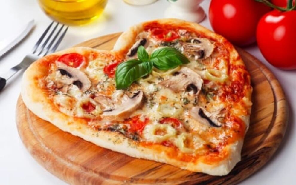 Cocina en pareja esta pizza en forma de corazón