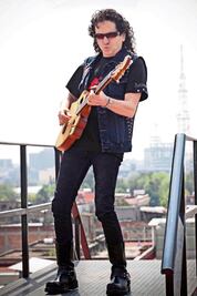 El Nobel a Bob Dylan también es para la raza: Alex Lora