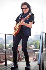 El Nobel a Bob Dylan también es para la raza: Alex Lora