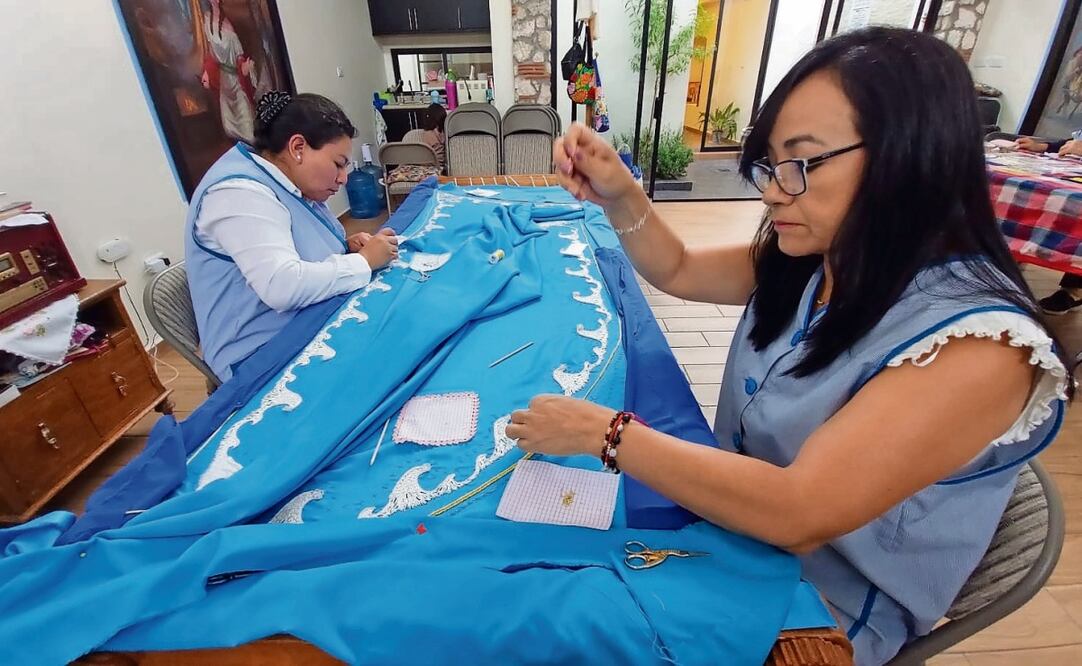 Mujeres y hombres, con puntadas cargadas de emoción y oración, este año evocan en el manto la transición papal. Foto: Especial