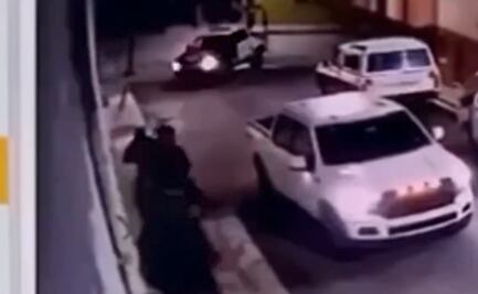 Video. Policía de Celaya dice que patrullas huyendo de sujetos armados no son de la institución 