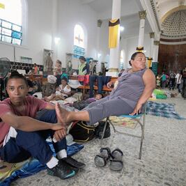 Con pies hinchados y ampollas, migrantes siguen adelante