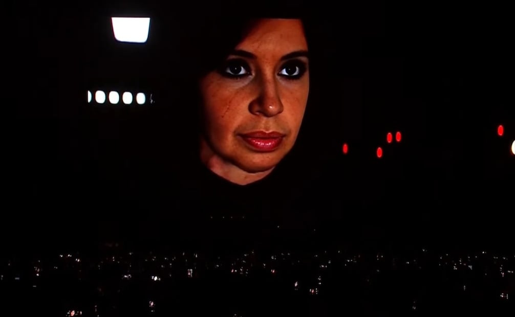 Javier Milei como Luke Skywalker, se enfrenta en soledad a Cristina Kirchner y a Axel Kicillof, que personifican a Kylo Ren y al General Hux (Domhnall Gleeson), y a una serie de medios de comunicación. Foto: Captura de Pantalla