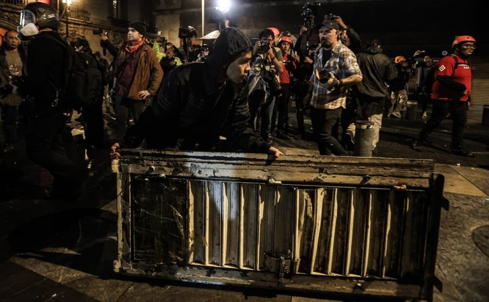 Acción directa durante la marcha por los 11 años de la desaparición de los 43 normalistas de Ayotzinapa en CDMX (26/09/2025). Foto: Gabriel Pano / EL UNIVERSAL