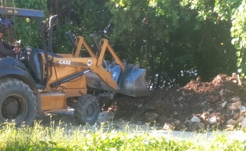 Los pobladores señalaron que se realizaron trabajos con maquinaria pesada para extender arena extraída  (23/10/2025). Foto: Especial