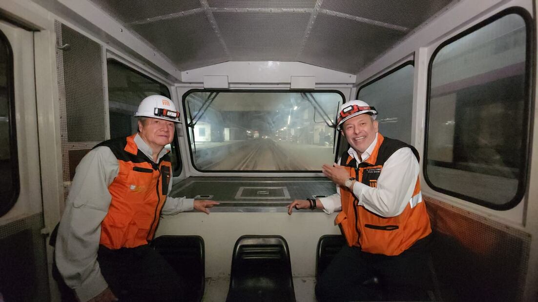 Ambos funcionarios supervisaron los avances en la instalación de vía, iluminación de túneles, red contra incendios, telecomunicaciones y sistema de control de trenes basado en comunicaciones (CBTC) (25/10/2024). (Foto: especial)