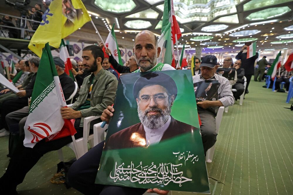 Iraníes se reúnen en la mezquita del imán Khomeini, en Teherán, para recordar a los muertos en guerras previas y en la actual con Estados Unidos e Israel. FOTO: ATTA KENARE. AFP