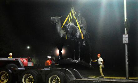 Baltimore retira a la mitad de la noche sus estatuas confederadas