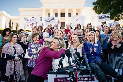 Cae político demócrata por conducta sexual inapropiada