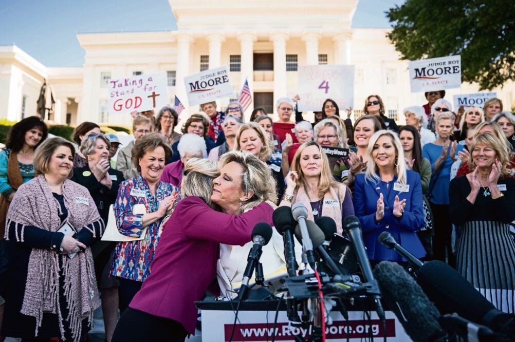 Kayla (centro), esposa del candidato republicano al Senado Roy Moore, en un ac to acompañada de mujeres en el que rechazó las denuncias de acoso contra él. (AFP)