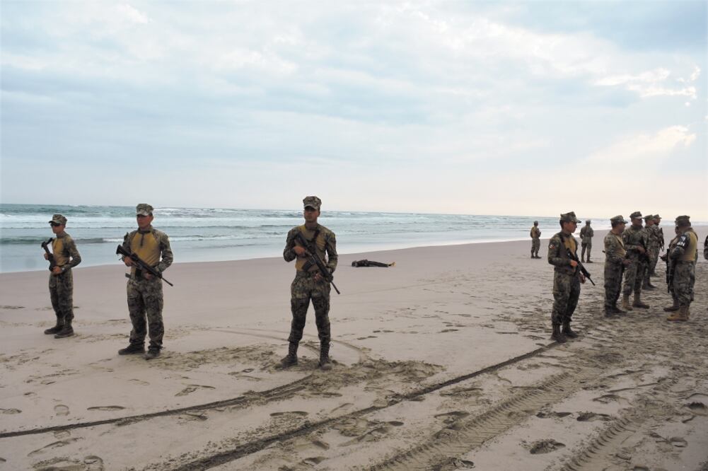 Elementos de la Armada de México resguardan a un migrante camerunés que murió ahogado frente a la costa sur de México, en el océano Pacífico, ayer por la mañana. Foto: JACOB GARCÍA. ELUNIVERSAL