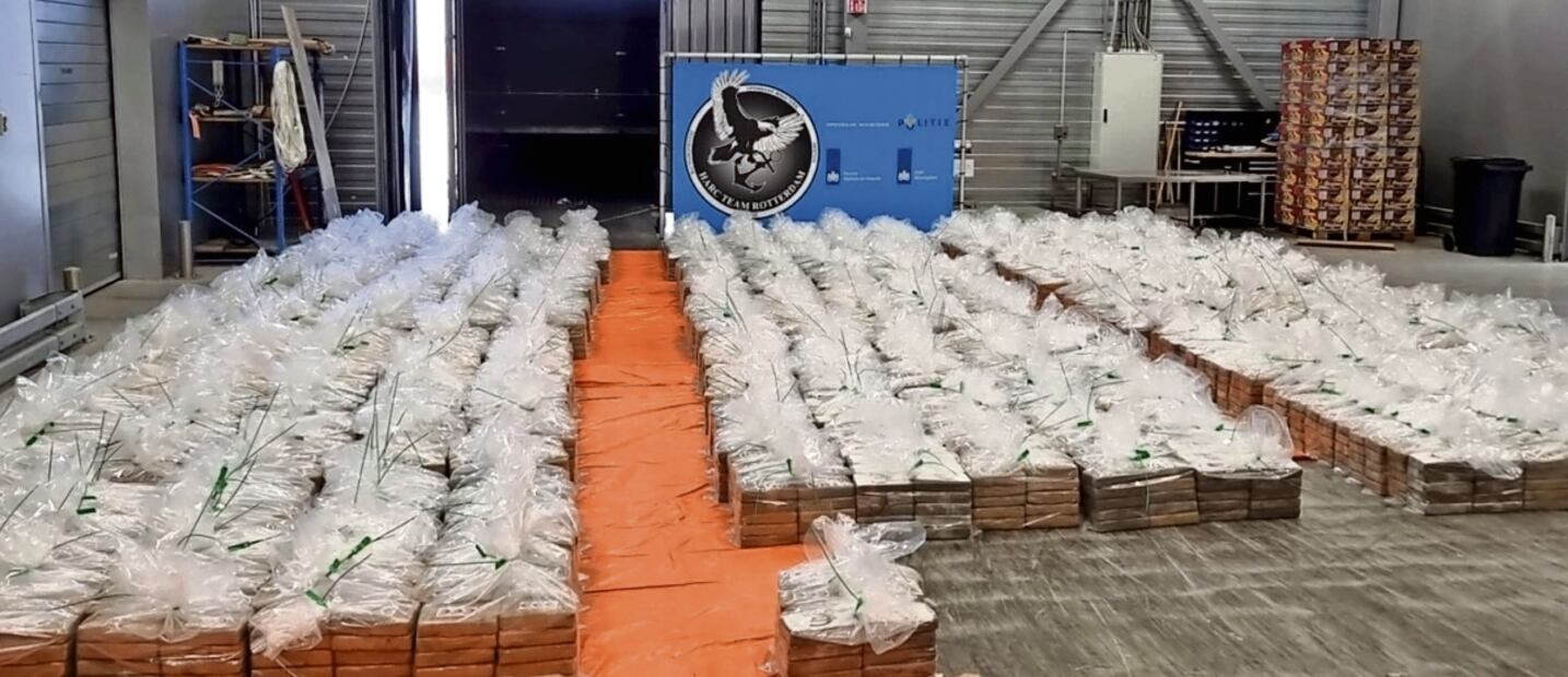 Paquetes de cocaína, después de que fueron incautados por las autoridades en el puerto de Rotterdam el 13 de julio pasado. Foto: AFP