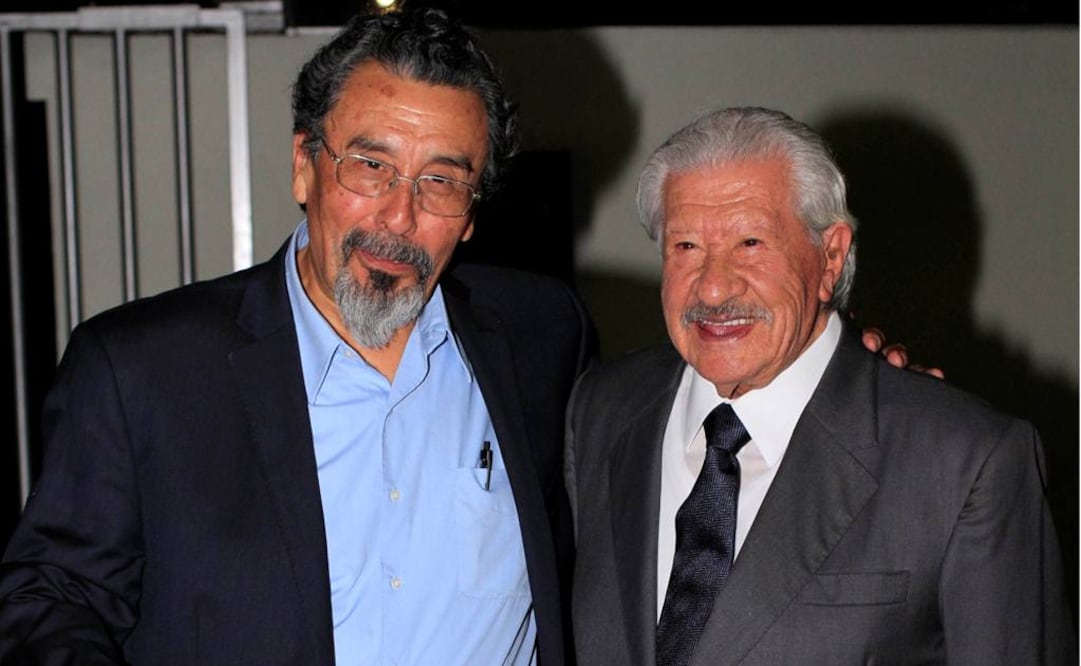 Los actores Salvador Sánchez e Ignacio López Tarso, invitados de honor para develación de placa por el fin de temporada de la obra “El laberinto de un hombre solo” en el Foro Cultural Chapultepec. FOTO: Agustín Salinas