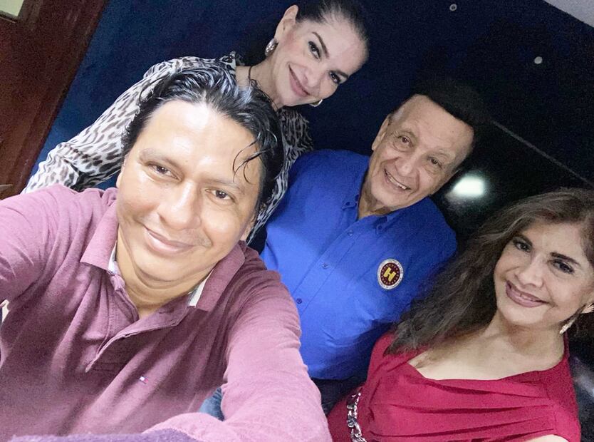Gustavo Adolfo Ferrer Galguera con sus compañeros de "Rancho el porvenir", quienes lamentan su partida.
Foto: Facebook